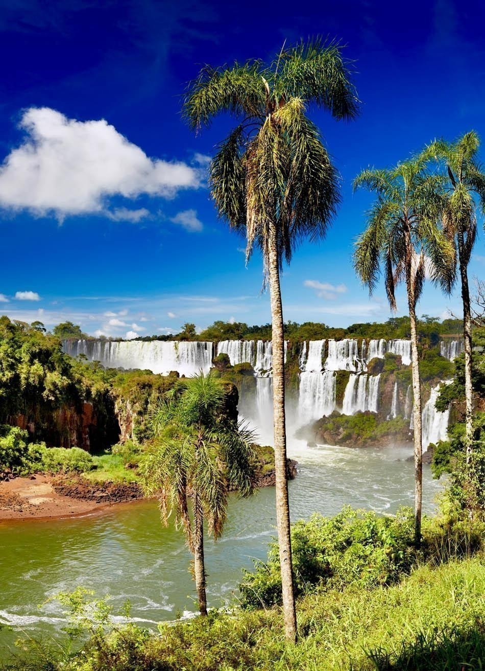 Iguassu Falls, the largest series of waterfalls of the world, located at the Brazilian and Argentinian border | Brazil Travel Guide