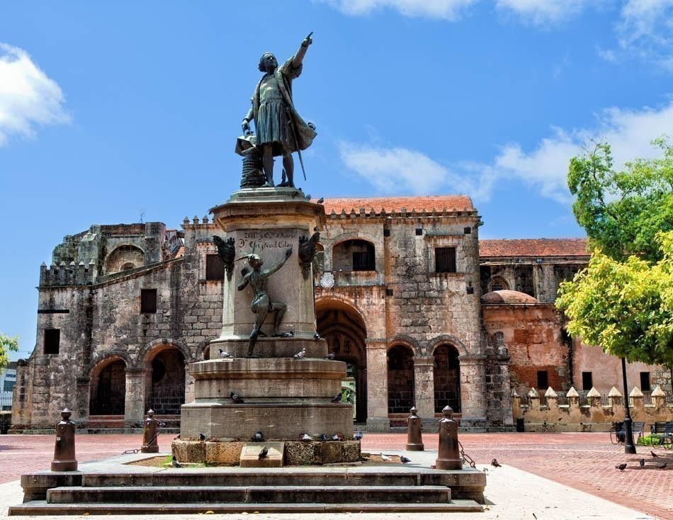 Famous Columbus Statue and Cathedral, Parque Colon, Santo Domingo | Dominican Republic Free Travel Guide