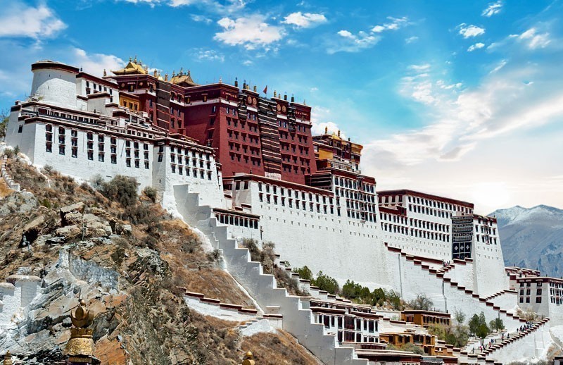 Visit the Potala Palace in Lhasa ( Tibet ) | 10 Things To Do And See In China On A Budget
