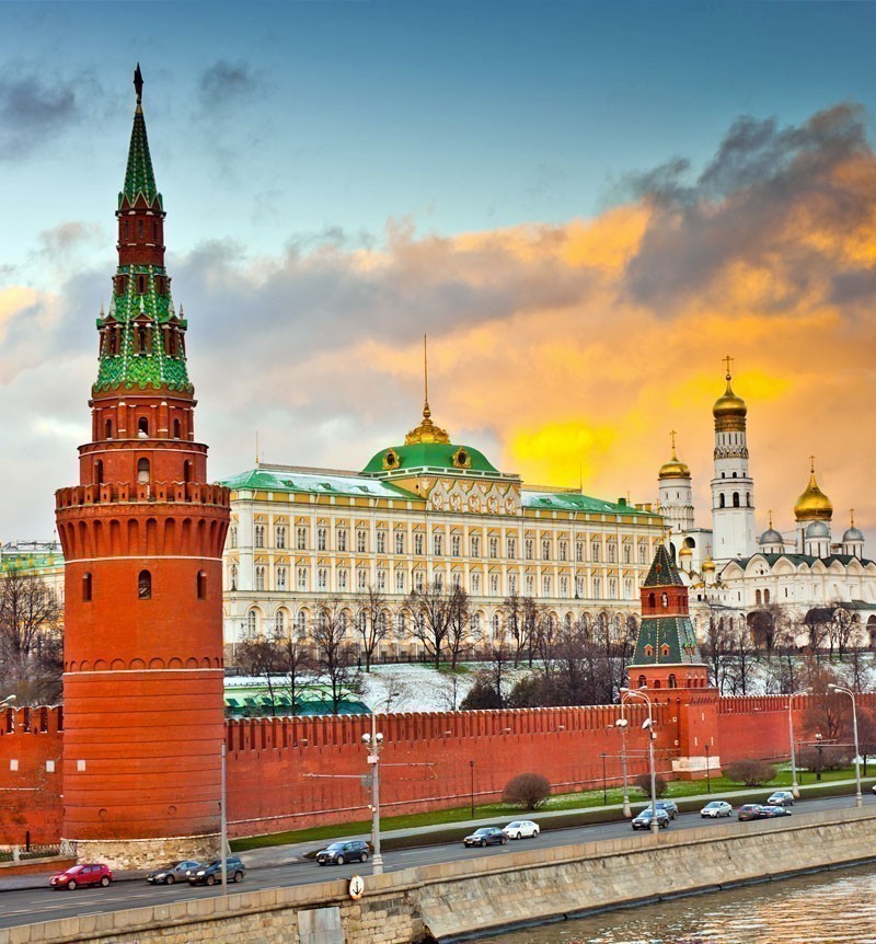 Beautiful view of the Grand Kremlin Palace and Kremlin wall in Moscow | What to Do in Moscow in 3 Days