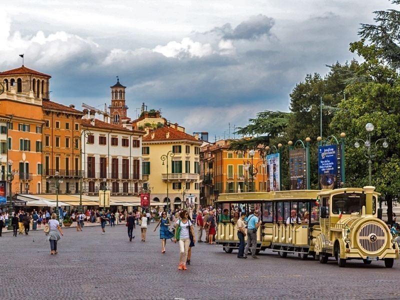 Piazza Bra, touristic center of Verona in a beautiful summer day | What to Do in Verona in 3 Days