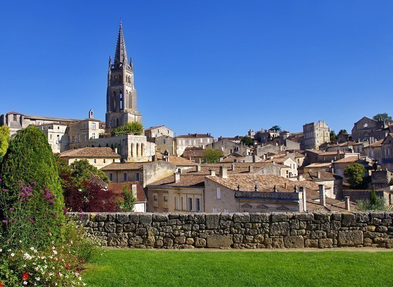 Large view on Saint Emilion. Saint-Emilion is one of the principal red wine areas of Bordeaux, the wines of Saint-Emilion are respected all over the planet. | 10 Most Exquisite Places to Visit in France