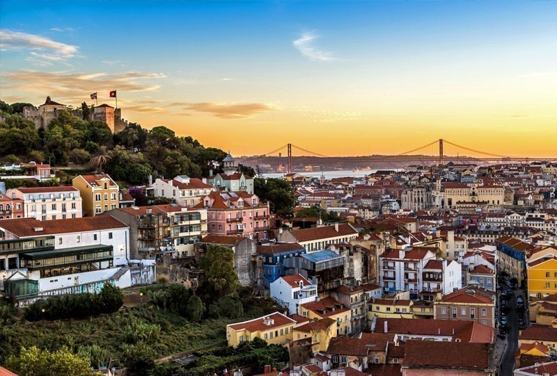 Romantic View of Sao Jorge Castle, Lisbon | 10 of the Cheapest Cities You Must Visit in Europe