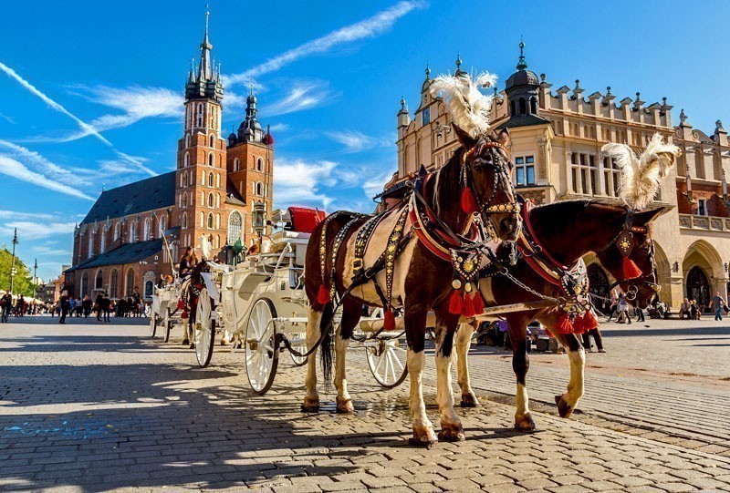 Horse carriages at main square in Krakow in a summer day | 10 of the Cheapest Cities You Must Visit in Europe