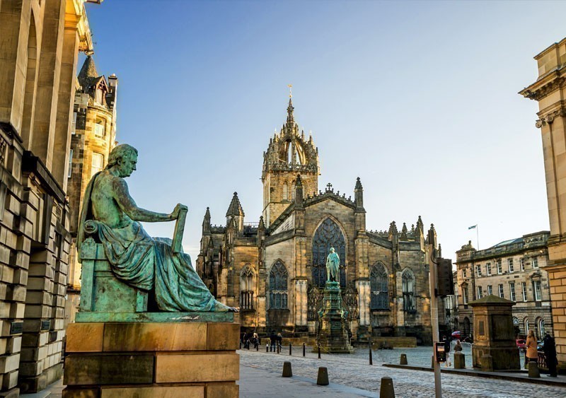 St. Giles' Cathedral, one of the main churches in Edinburgh, Scotland | What to Do in Edinburgh in 3 Days