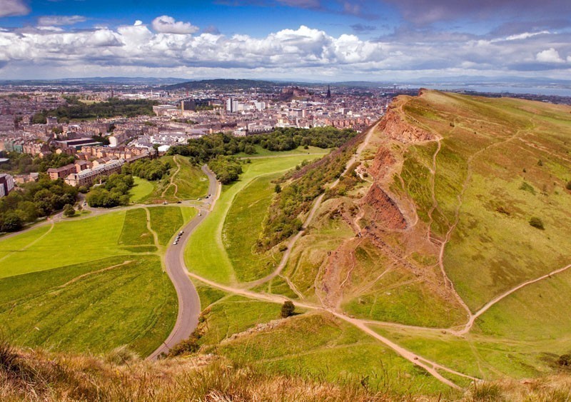 Beautiful view of Edinburgh, including the Old Town and Edinburgh Castle, seen from Arthur's Seat | What to Do in Edinburgh in 3 Days
